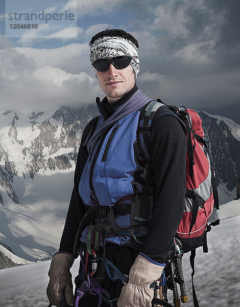 Porträt eines Bergsteigers auf dem Mont Blanc  Courmayeur  Aostatal  Italien  Europa