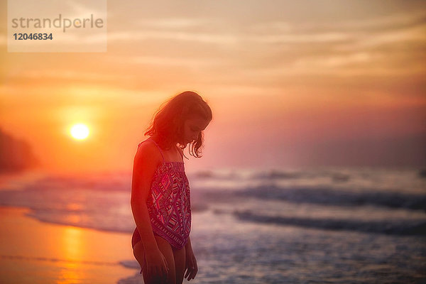Mädchen am Strand bei Sonnenuntergang  North Myrtle Beach  South Carolina  Vereinigte Staaten