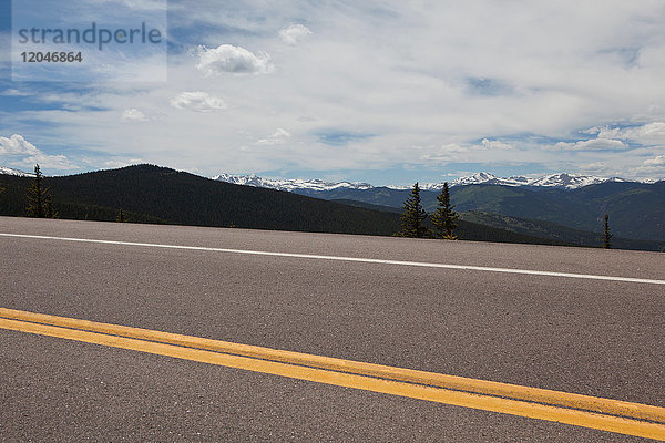 Squaw Pass Highway und entfernte Berge  Evergreen  Colorado  USA