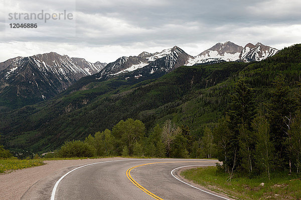 Blick auf Autobahn und Berglandschaft  Colorado  USA