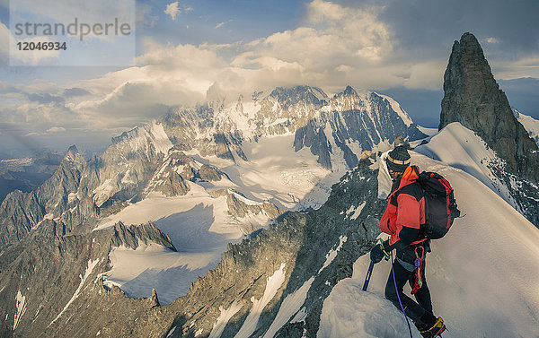 Bergsteiger auf dem Rochefort-Grat mit Blick auf den Mont Blanc  Courmayeur  Aostatal  Italien  Europa