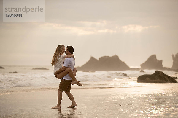 Romantisches Paar am Strand  Malibu  Kalifornien  USA