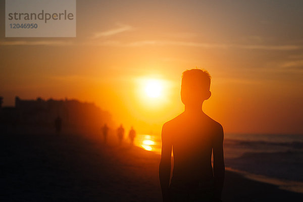 Silhouette eines Jungen am Strand bei Sonnenuntergang  North Myrtle Beach  South Carolina  Vereinigte Staaten