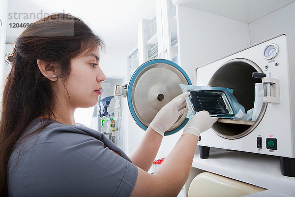 Frau  die im Dentallabor arbeitet