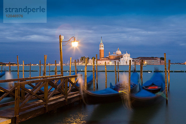 Lange Exposition einer nachts vertäuten Gondel  Venedig  Venetien  Italien  Europa