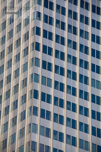 Fenster auf Wolkenkratzer  Frankfurt  Hessen  Deutschland  Europa