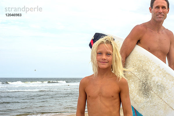 Porträt eines reifen männlichen Surfer und eines blondhaarigen Sohnes am Strand  Asbury Park  New Jersey  USA