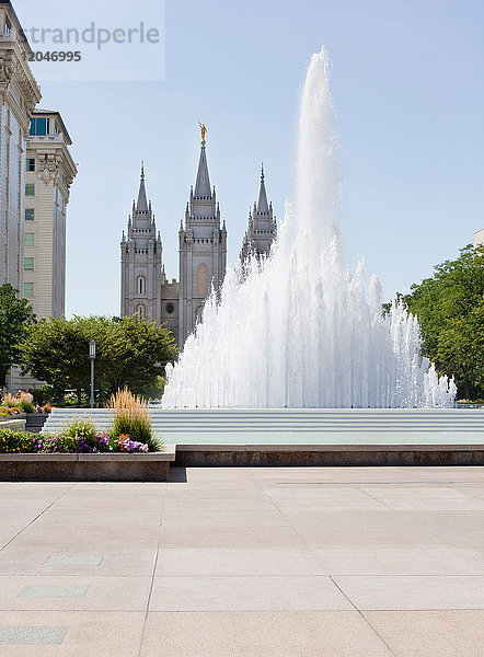 Wasserfontäne und mormonische Tempeltürme  Salt Lake City  Utah  USA