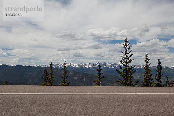 Squaw Pass Highway und entfernte Berge  Evergreen  Colorado  USA