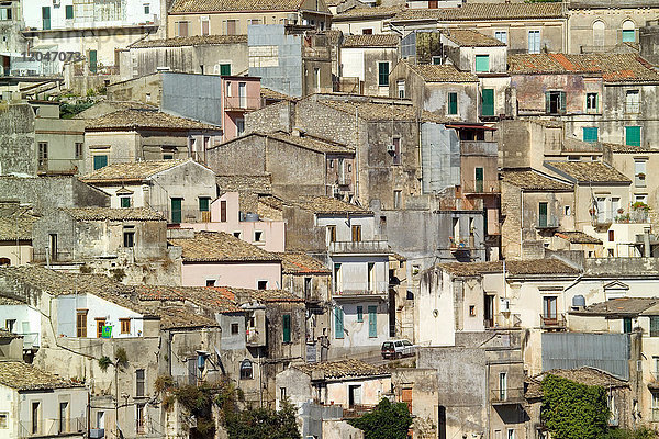 Detailansicht traditioneller Hausfassaden und Dächer  Ragusa  Sizilien  Italien
