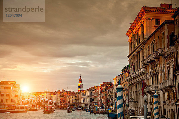 Gondel auf dem Kanal bei Sonnenuntergang  Venedig  Venetien  Italien  Europa