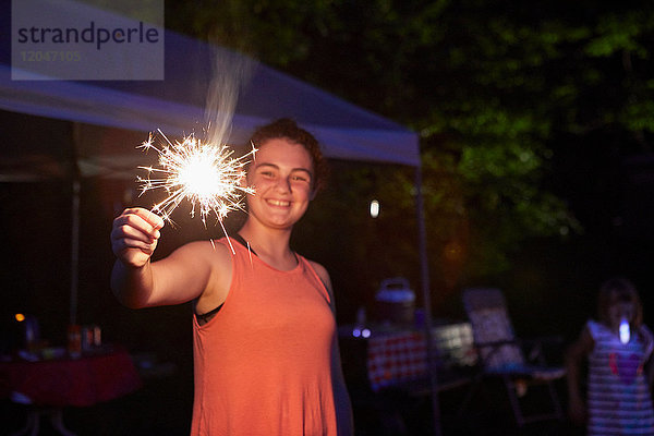 Mädchen nachts draußen  mit Wunderkerze