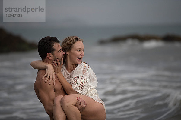 Romantisches Paar am Strand  Malibu  Kalifornien  USA