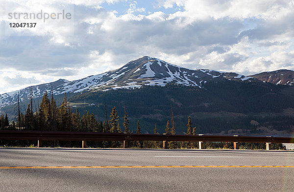 Ansicht der Autobahn und des Copper Mountain  Colorado  USA