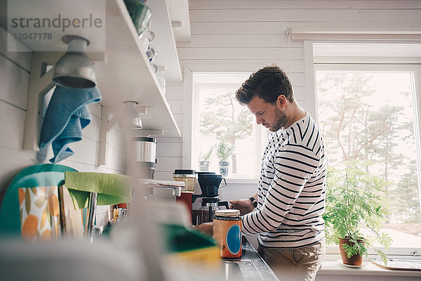 Seitenansicht des Kaffeekochers in der heimischen Küche