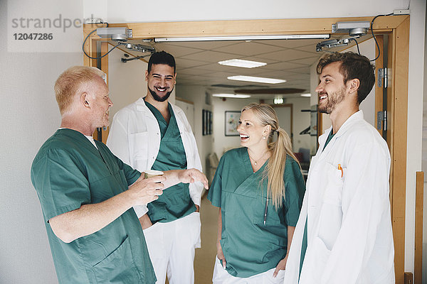 Fröhliche medizinische Kollegen im Krankenhauskorridor