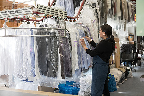 Seitenansicht der reifen Wäscherin bei Laundromat