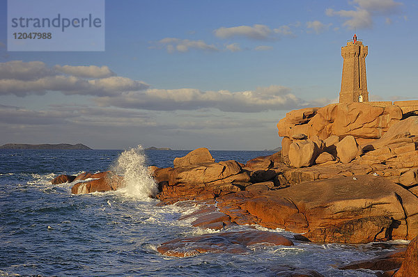 Felsküste und Leuchtturm von Ploumanach in Ploumanac'h  Rosa Granitküste am Atlantik in Cotes d'Armor in der Bretagne  Frankreich