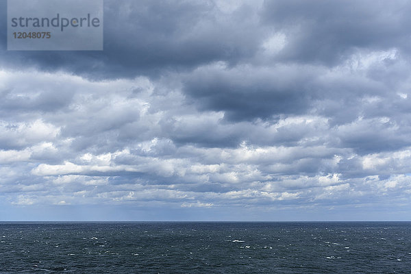 Nimbostratus-Wolken  die sich über der kabbeligen Nordsee bilden  Vereinigtes Königreich