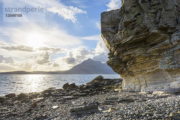 Felswand einer Meeresklippe mit wabenförmiger Verwitterung und Sonnenschein über Loch Scavaig  Isle of Skye in Schottland  Vereinigtes Königreich