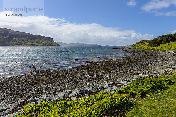 Kieselstrand und Küstenlandschaft auf der Isle of Skye in Schottland  Vereinigtes Königreich