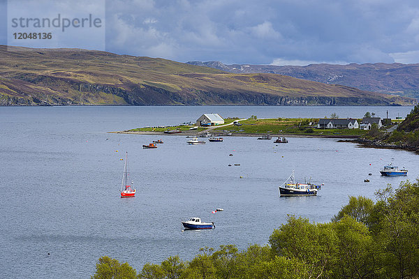 Boote  die in einem kleinen Hafen in einer Meeresbucht auf der Isle of Skye in Schottland  Vereinigtes Königreich  vor Anker liegen