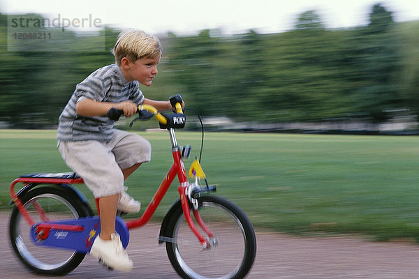 Fahrrad fahrender Junge