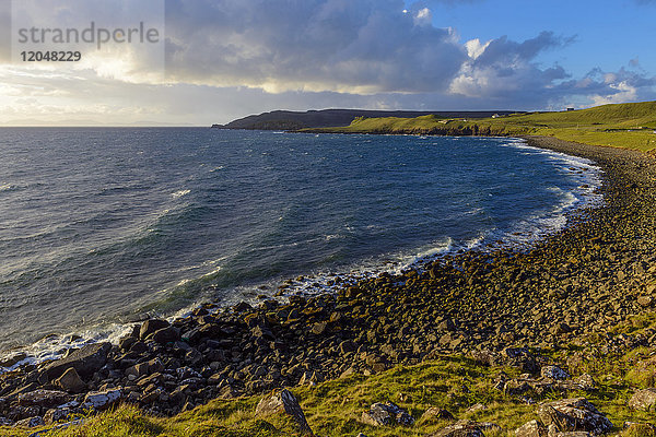 Felsenstrand und Klippen an der Küste der Isle of Skye in Schottland  Vereinigtes Königreich