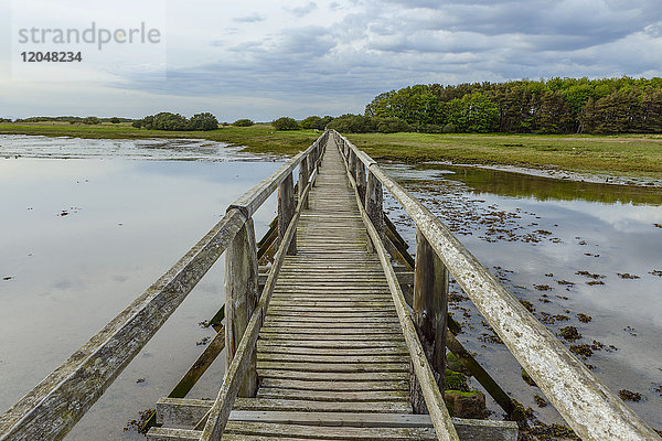 Hölzerne Fußgängerbrücke über die Aberlady Bay in East Lothian in Schottland  Vereinigtes Königreich