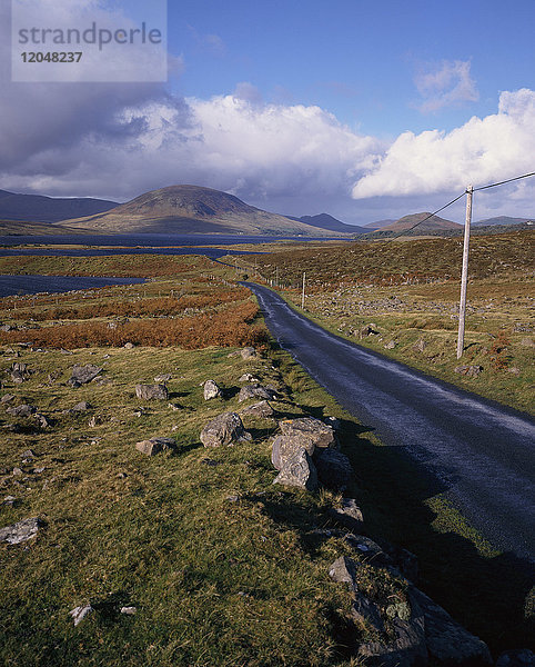 Straße auf dem Lande  Nephin Drive  Irland