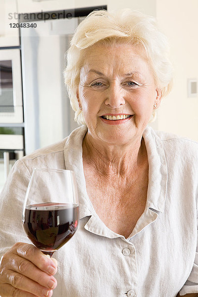 Porträt einer Frau mit einem Glas Wein