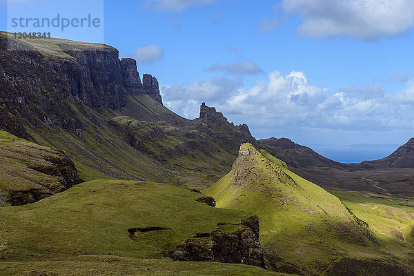 Grasbewachsene Klippen und Berglandschaft auf der Halbinsel Trotternish auf der Isle of Skye  Schottland  Vereinigtes Königreich