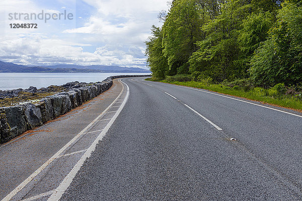 Küstenstraße in den schottischen Highlands bei Armadale auf der Isle of Skye in Schottland  Vereinigtes Königreich