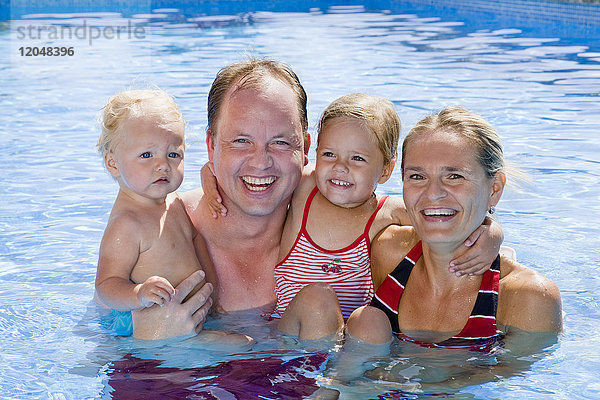 Familie im Schwimmbad