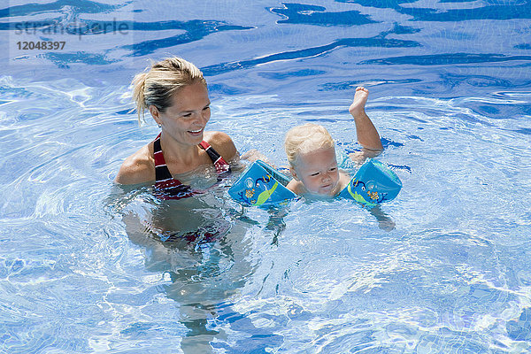 Mutter und Baby im Schwimmbad