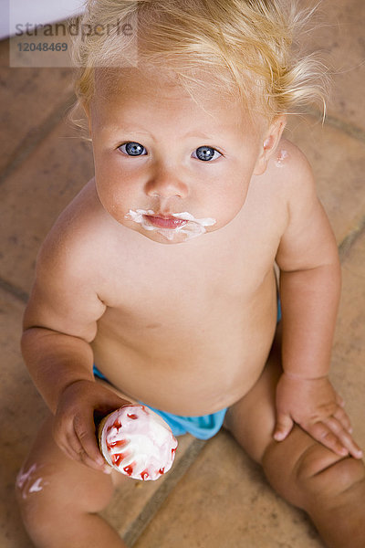 Baby isst Eiscreme-Tüte