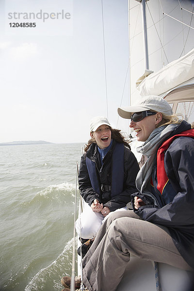 Frauen auf der Yacht