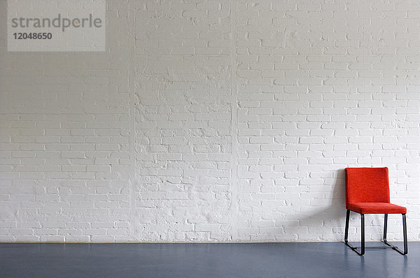 Roter Stuhl im Zimmer