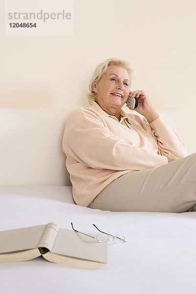 Frau am Telefon sprechend