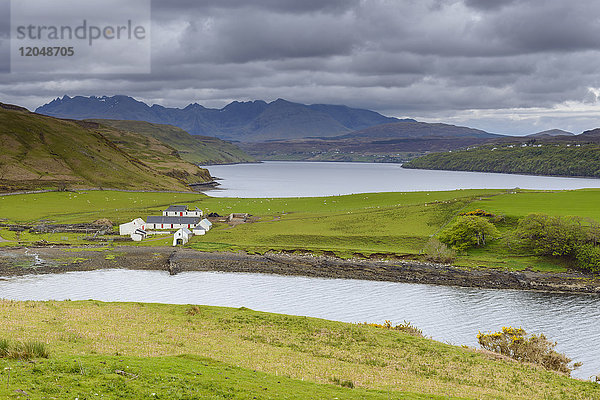 Schottische Küste mit Bauernhof im Dorf Dunvegan auf der Isle of Skye in Schottland  Vereinigtes Königreich