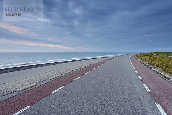 Deichstraße und Nordsee  Westkapelle  Zeeland  Niederlande