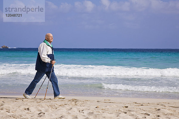 Mann Nordic Walking am Strand