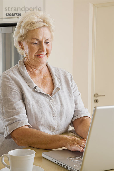 Frau mit Laptop-Computer