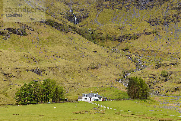 Abgelegenes Haus in den Highlands bei Glen Coe in Schottland  Vereinigtes Königreich