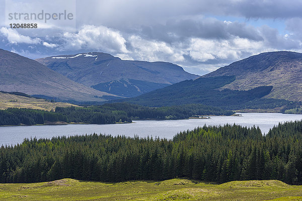 Malerische Landschaft mit Hügeln und einem schottischen See im Frühling in Schottland  Vereinigtes Königreich