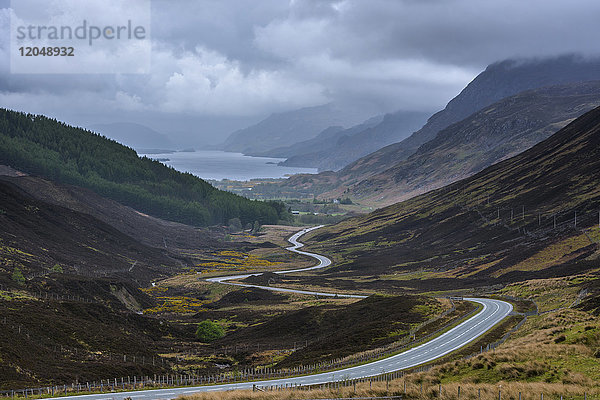 Kurvenreiche Autobahn durch die typisch schottische Landschaft im Hochland von Schottland  Vereinigtes Königreich