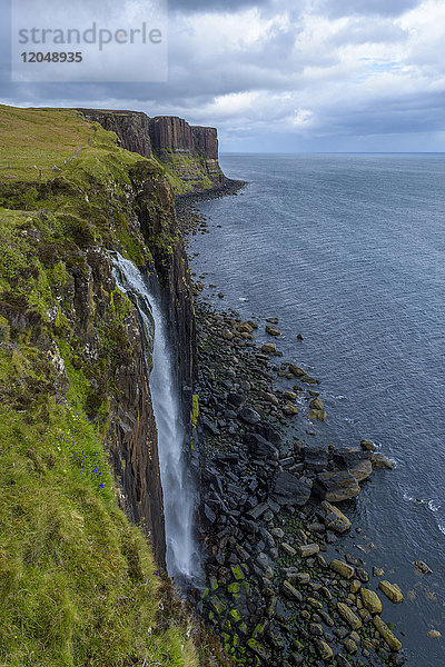 Mealt Wasserfall mit Kilt Rock auf der Halbinsel Trotternish auf der Isle of Skye in Schottland  Vereinigtes Königreich