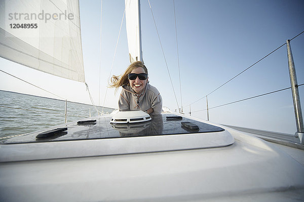Porträt einer Frau auf einer Yacht