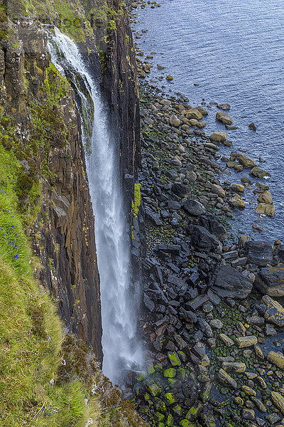 Nahaufnahme des Mealt-Wasserfalls auf der Halbinsel Trotternish auf der Isle of Skye in Schottland  Vereinigtes Königreich