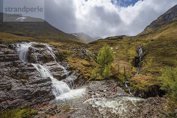 Wasserfall in den schottischen Highlands mit bewölktem Himmel in Schottland  Vereinigtes Königreich